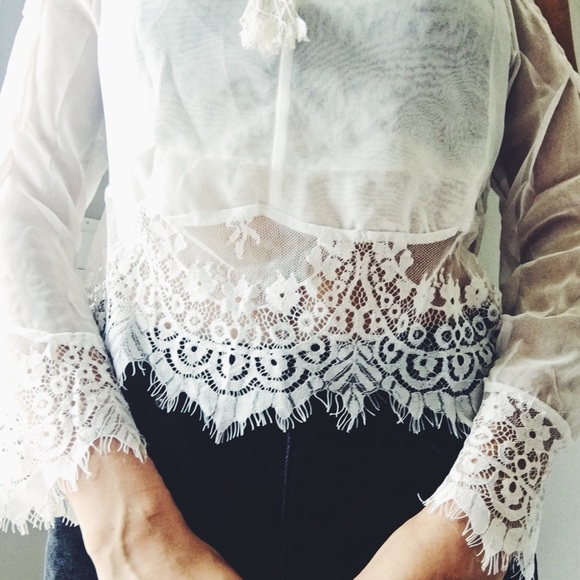 ‼️FINAL SALE‼️WHITE LACE TOP BOHO CROP TOP TASSELS - Picture 2 of 6